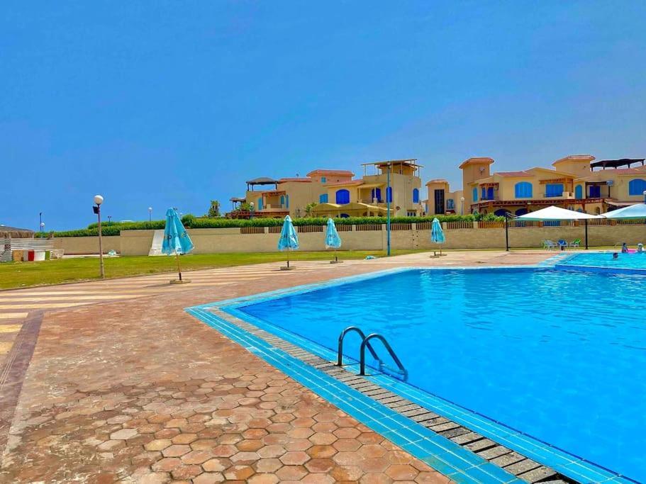 Ferienwohnung 50% Off. 2Br , 2Br Ground Floor With Pool View, Private Beach Access, Security 24/7 شاليه ٢ غرفه ، ٢ حمام ف الدور الارضي قدام جنينه و حمام السباحه مباشره ، شاطيء خاص بالقرية و أمن ٢٤ ساعه و مسجد خاص Dawwar Muhammad Abu Shanab Exterior foto