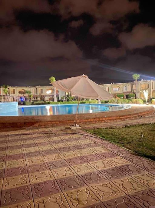 Ferienwohnung 50% Off. 2Br , 2Br Ground Floor With Pool View, Private Beach Access, Security 24/7 شاليه ٢ غرفه ، ٢ حمام ف الدور الارضي قدام جنينه و حمام السباحه مباشره ، شاطيء خاص بالقرية و أمن ٢٤ ساعه و مسجد خاص Dawwar Muhammad Abu Shanab Exterior foto