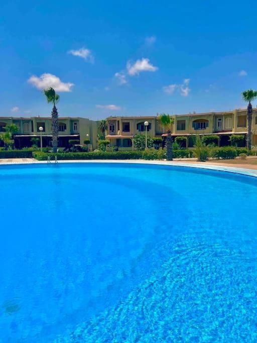 Ferienwohnung 50% Off. 2Br , 2Br Ground Floor With Pool View, Private Beach Access, Security 24/7 شاليه ٢ غرفه ، ٢ حمام ف الدور الارضي قدام جنينه و حمام السباحه مباشره ، شاطيء خاص بالقرية و أمن ٢٤ ساعه و مسجد خاص Dawwar Muhammad Abu Shanab Exterior foto