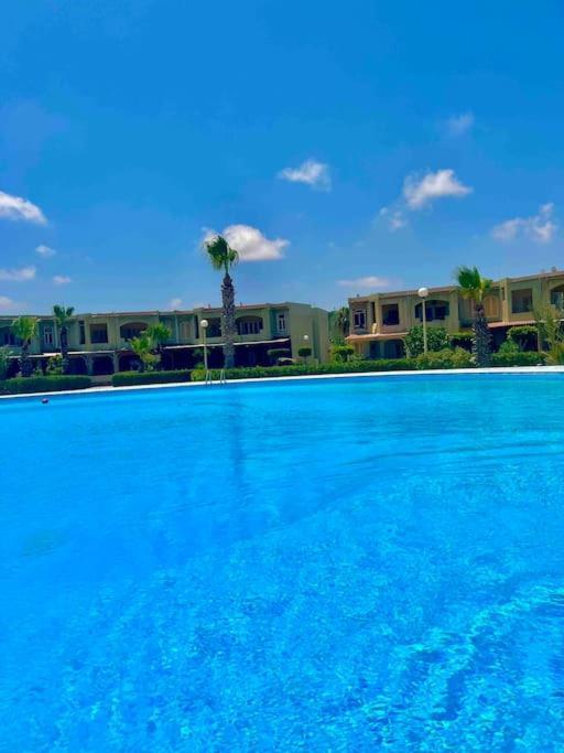 Ferienwohnung 50% Off. 2Br , 2Br Ground Floor With Pool View, Private Beach Access, Security 24/7 شاليه ٢ غرفه ، ٢ حمام ف الدور الارضي قدام جنينه و حمام السباحه مباشره ، شاطيء خاص بالقرية و أمن ٢٤ ساعه و مسجد خاص Dawwar Muhammad Abu Shanab Exterior foto