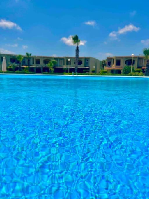 Ferienwohnung 50% Off. 2Br , 2Br Ground Floor With Pool View, Private Beach Access, Security 24/7 شاليه ٢ غرفه ، ٢ حمام ف الدور الارضي قدام جنينه و حمام السباحه مباشره ، شاطيء خاص بالقرية و أمن ٢٤ ساعه و مسجد خاص Dawwar Muhammad Abu Shanab Exterior foto